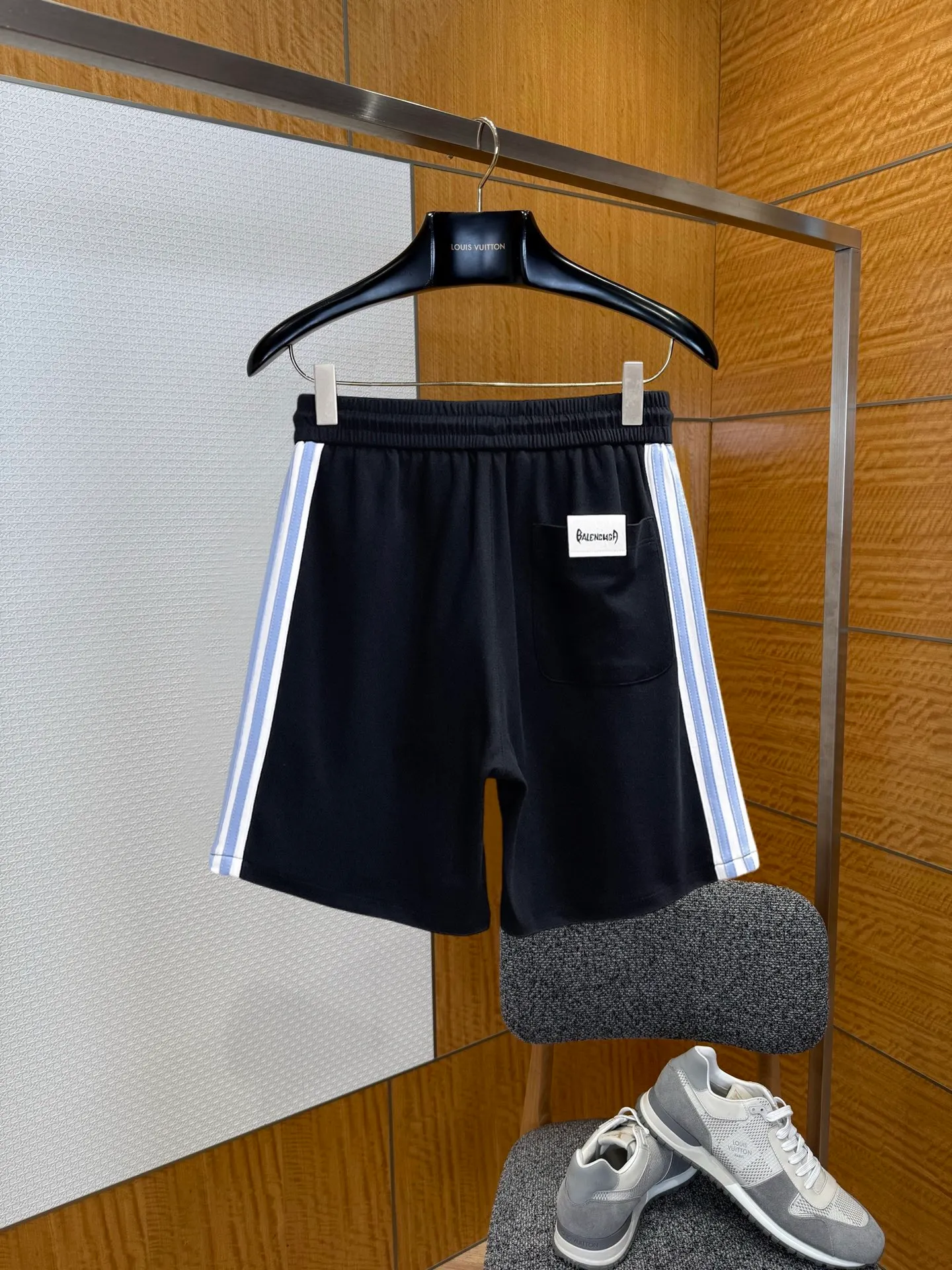 Balenciaga's three-standard complete 2026 summer New Arrival men's casual shorts, advanced custom-made Breathable fabric, Breathable fabric, extremely stretchy and comfortable, impeccable details, top-grade accessories, original logo design concept, delicate and soft feel! The upper body fit is awesome! Size: M-XXXL Please state your height and weight when ordering